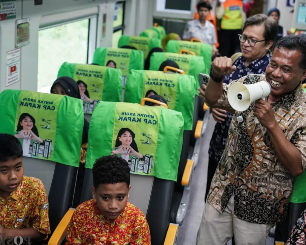 Murid Sekolah Naik KRL